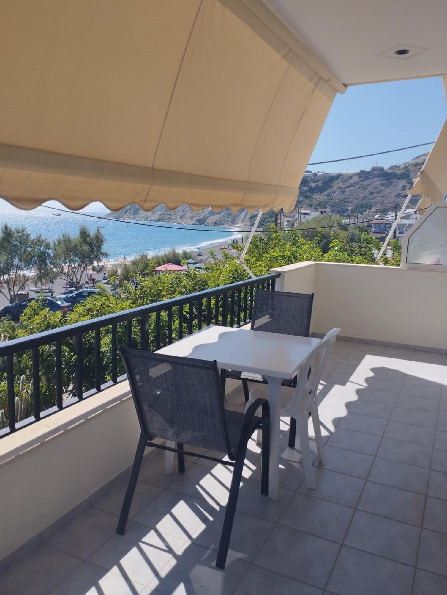 Eirini Apts On The Beach Psari Forada Bilik gambar